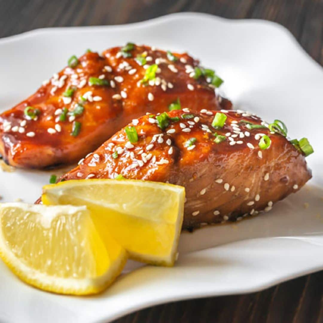 Salmón 'teriyaki' con sésamo y cebollino