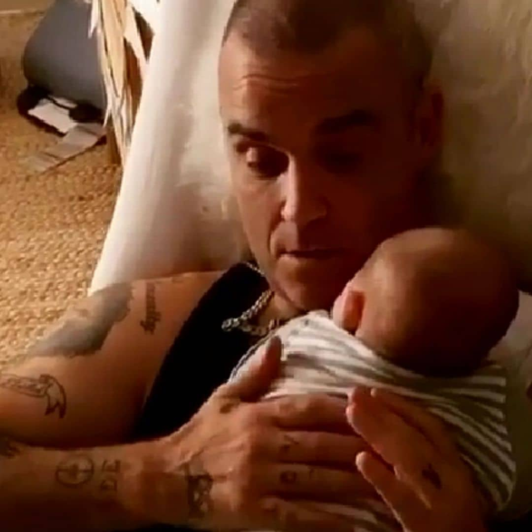 Todo un padrazo: Robbie Williams canta una nana personalizada a su pequeño Beau