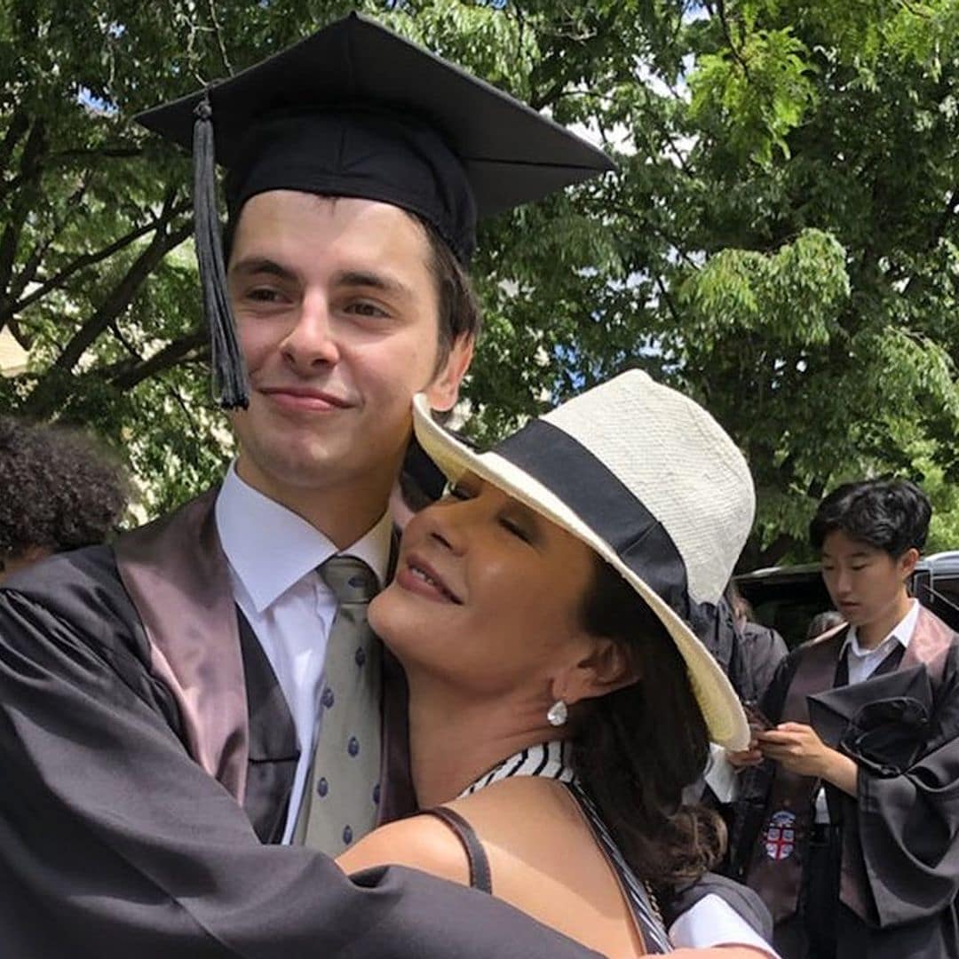 Catherine Zeta-Jones, una orgullosa madre en la graduación universitaria de su hijo mayor Dylan