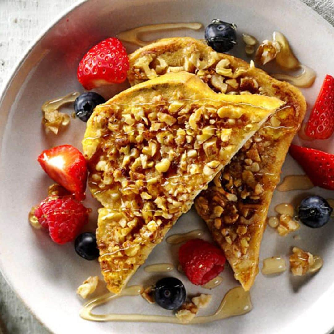 Torrijas con crujientes de nueces y frutas del bosque