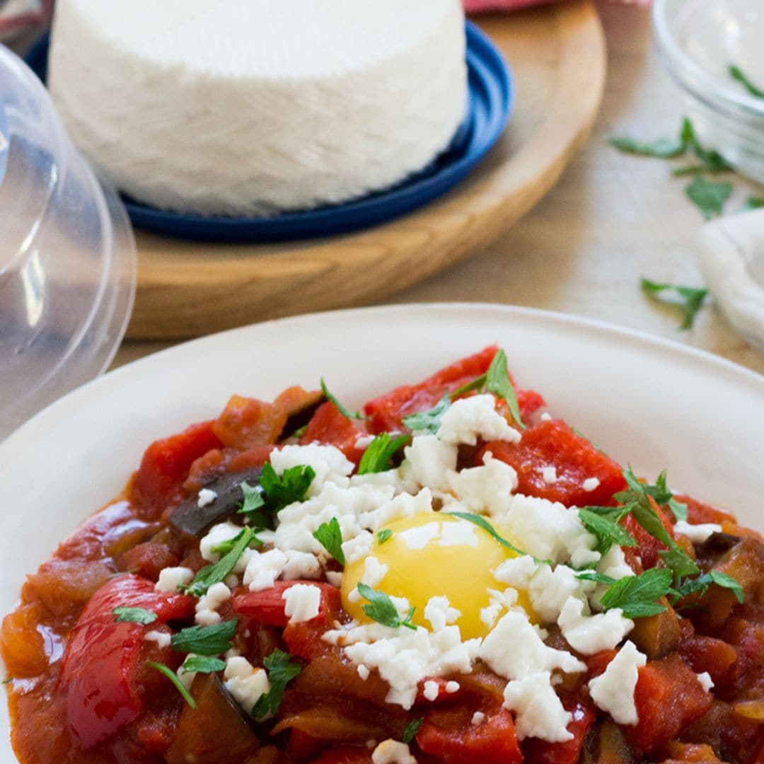 Pisto con huevo y queso fresco