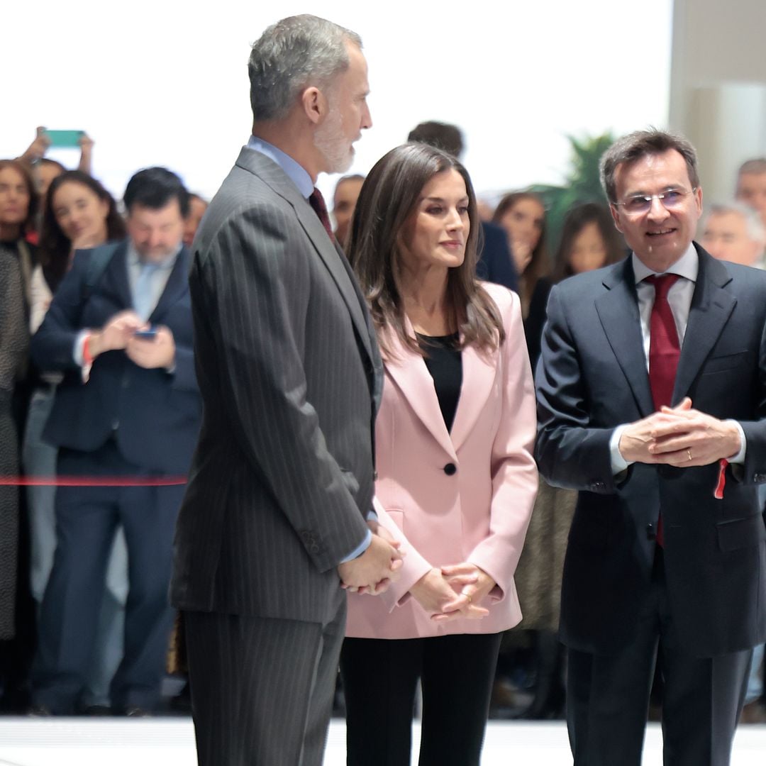 La reina Letizia apuesta en FITUR por un look 'normcore' con chaqueta de Zara que rompe tradiciones