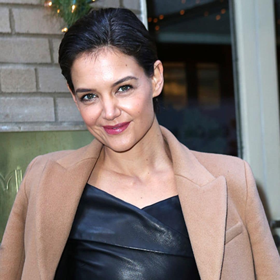 Katie Holmes al más puro estilo ‘Grease’: gomina en el pelo y 'top' de cuero