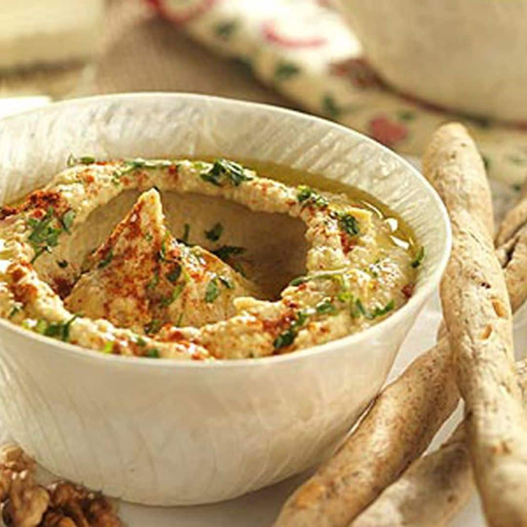 'Hummus' clásico con palitos integrales de nueces