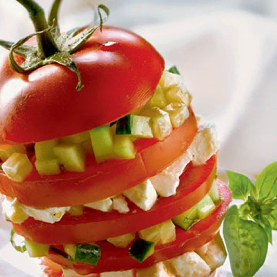 Tomate relleno de 'mozzarella' y pepino