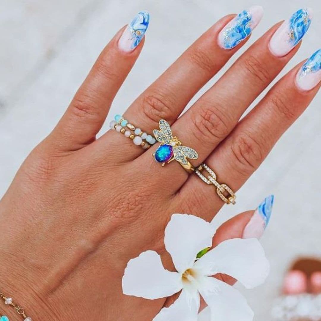 Manicura 'efecto sirena': brillo e inspiración marítima para unas uñas muy veraniegas