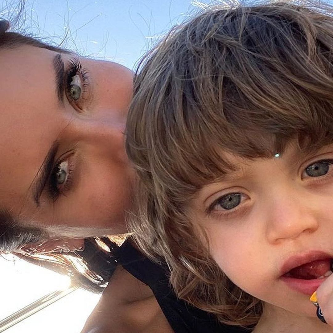 ¡Día de peluquería! Alejandro, hijo de Pilar Rubio, se pone 'guapo' con su madre