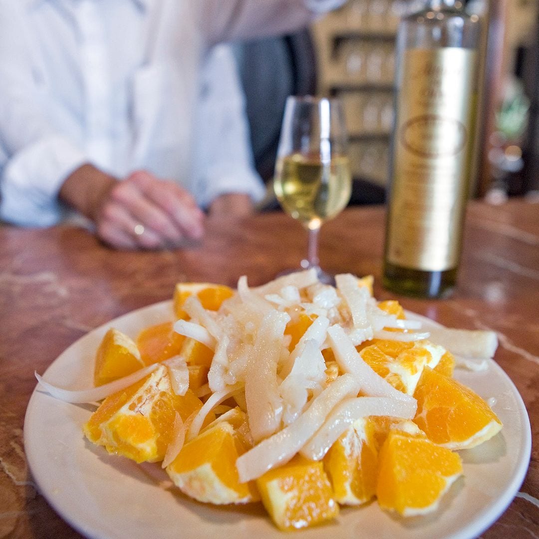 Plato de naranjas picás con bacalao, en la Taberna Salinas de Córdoba