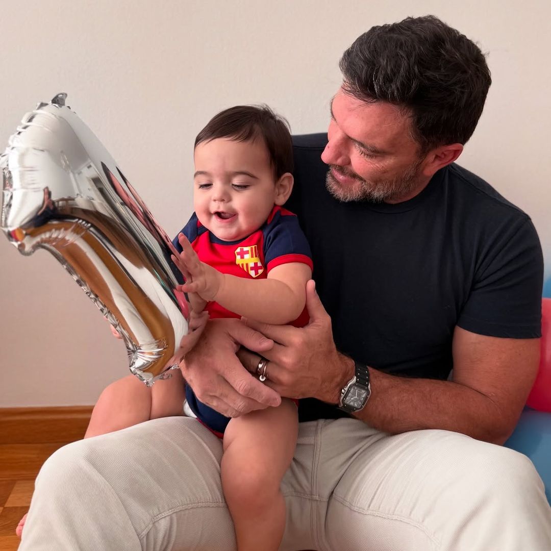 Julián Gil celebra por adelantado el primer cumpleaños de su nieto: ‘El más consentido de la familia’