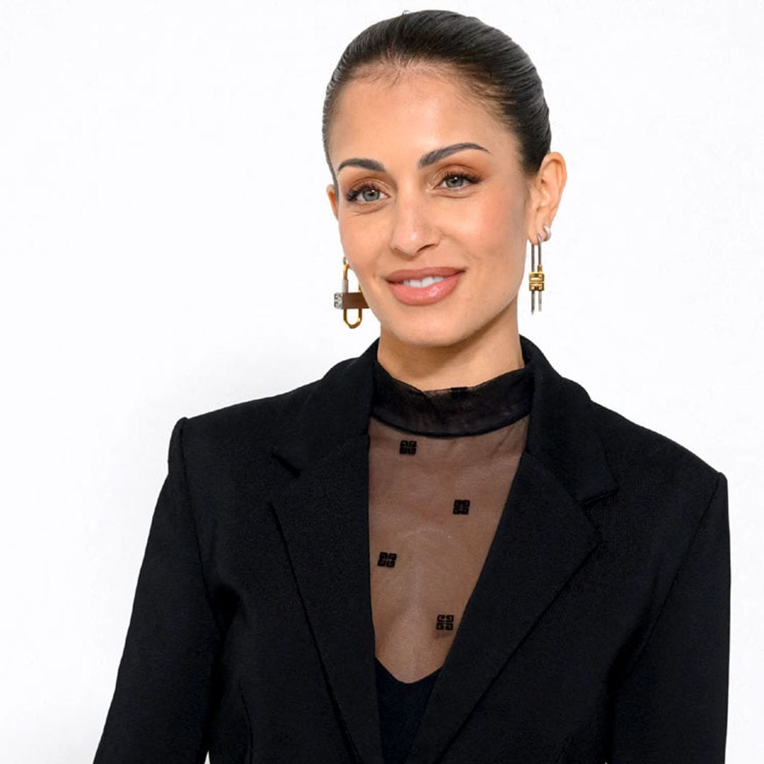 Hiba Abouk vuelve a apostar por la elegancia del traje negro en Paris Fashion Week