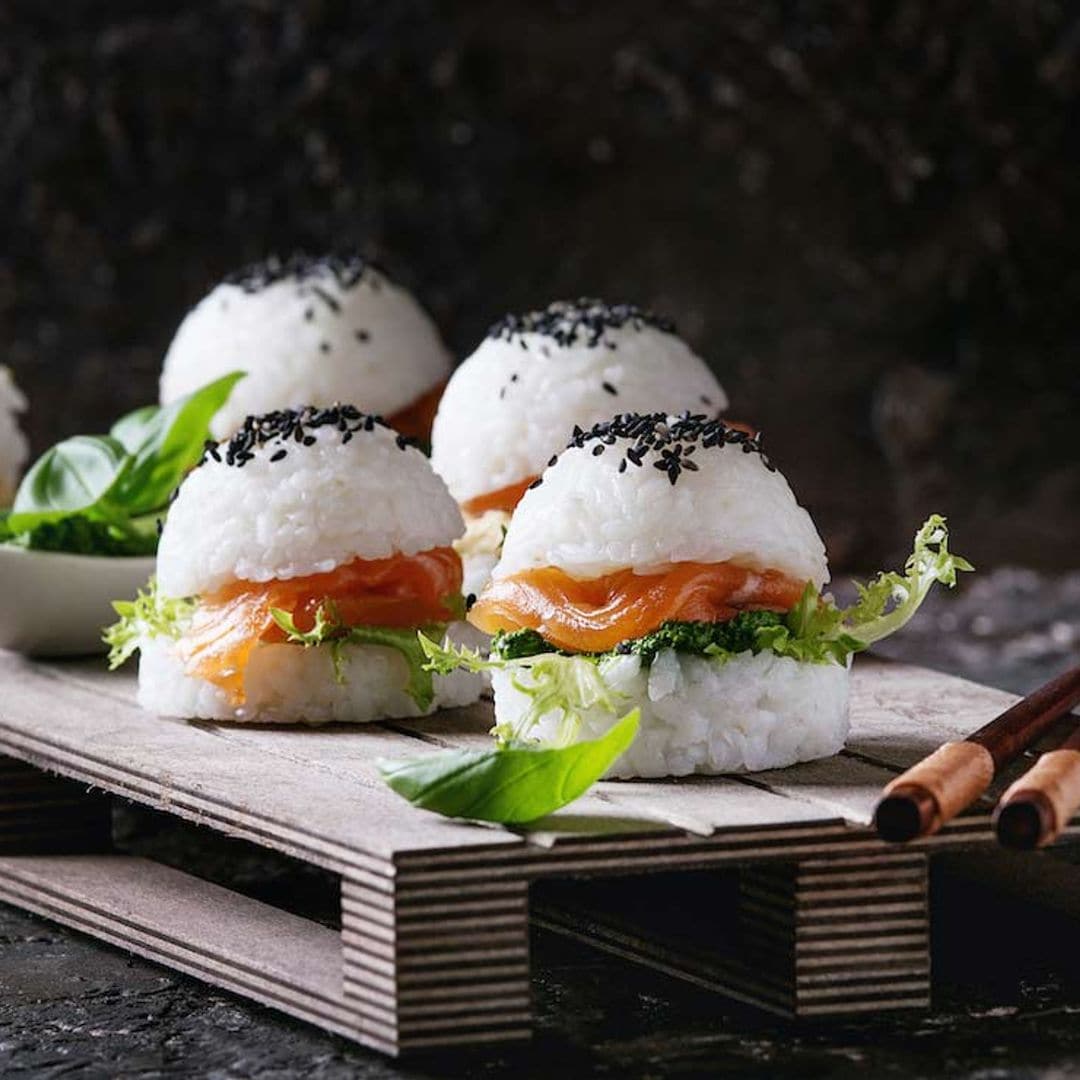 Mini 'sushi burgers' de salmón ahumado