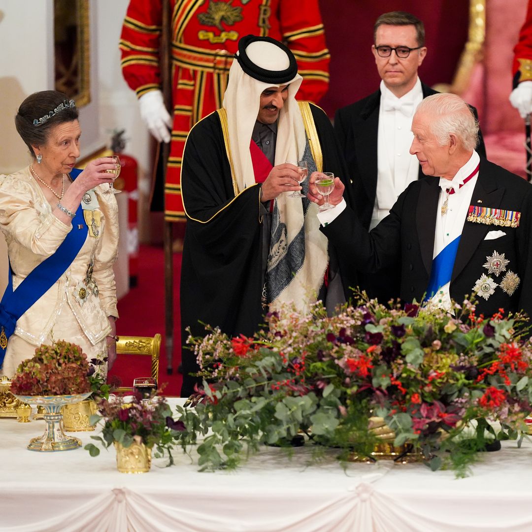 La princesa Ana junto al Emir de Cata en el banquete ofrecido en Londres