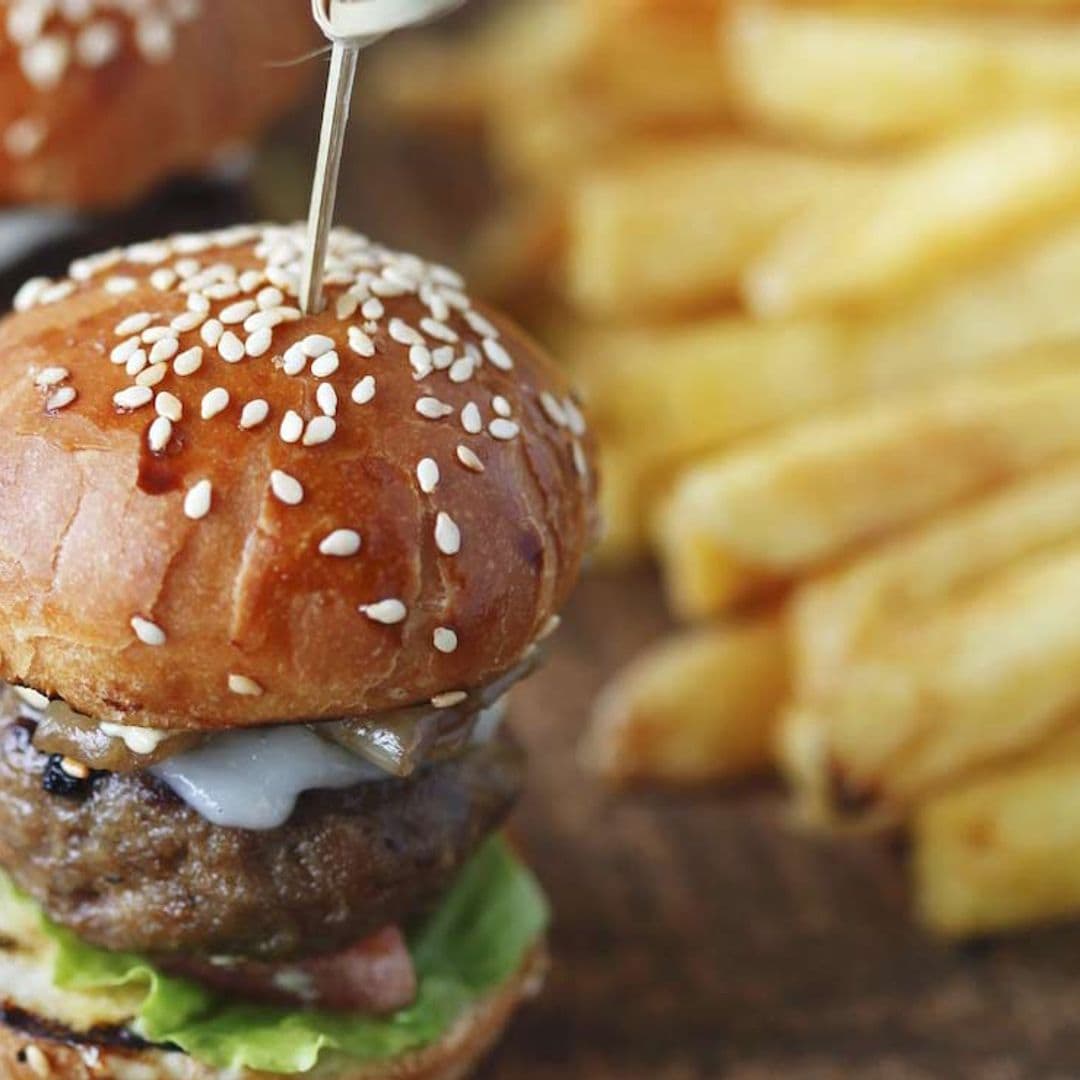 Mini hamburguesas con lingotes de patata a la sartén