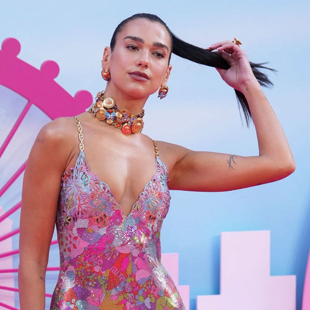 El vestido metalizado más 'Y2K' de Dua Lipa en el estreno londinense de 'Barbie'