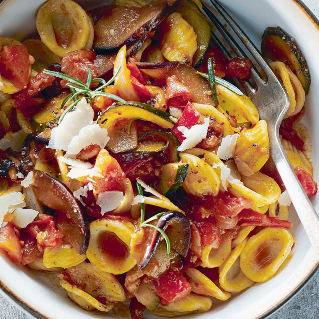 Orejitas de pasta con salsa tomate y verduras