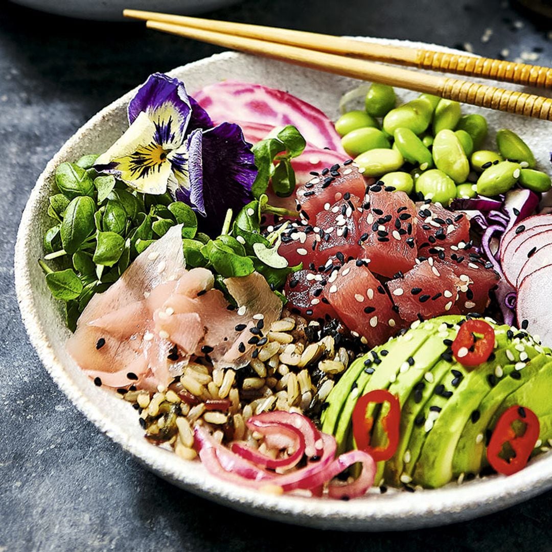 'Poke bowl' de atún rojo, aguacate y edamame