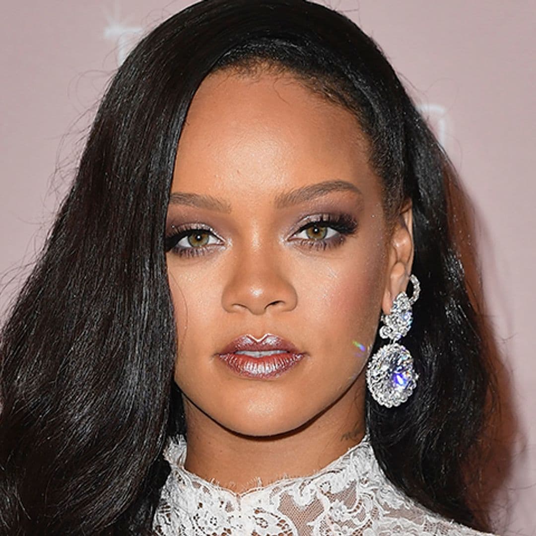 El sencillo truco de Rihanna para estilizar el cuello