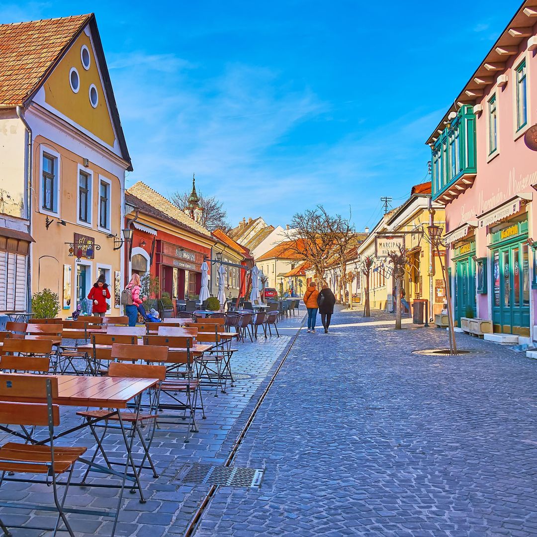 Casas históricas, terrazas y restaurantes de Szentendre, Hungría