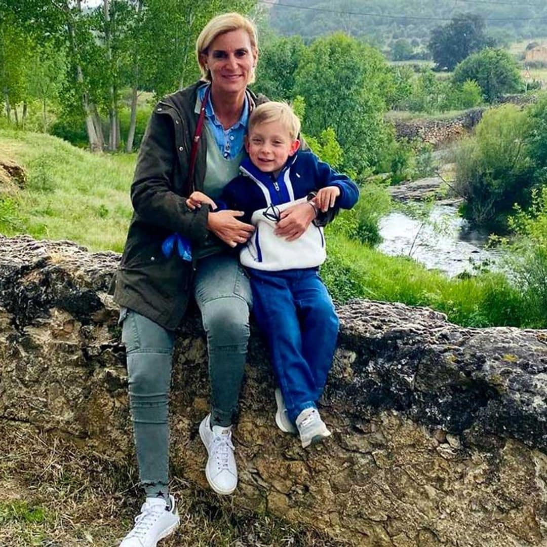 María Zurita celebra su 48 cumpleaños con su hijo Carlos y sus padres tras pasar por el quirófano