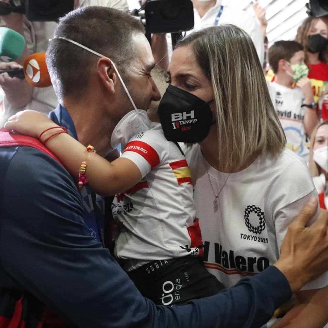 El emocionante reencuentro de los medallistas olímpicos Adriana Cerezo y David Valero con sus familias