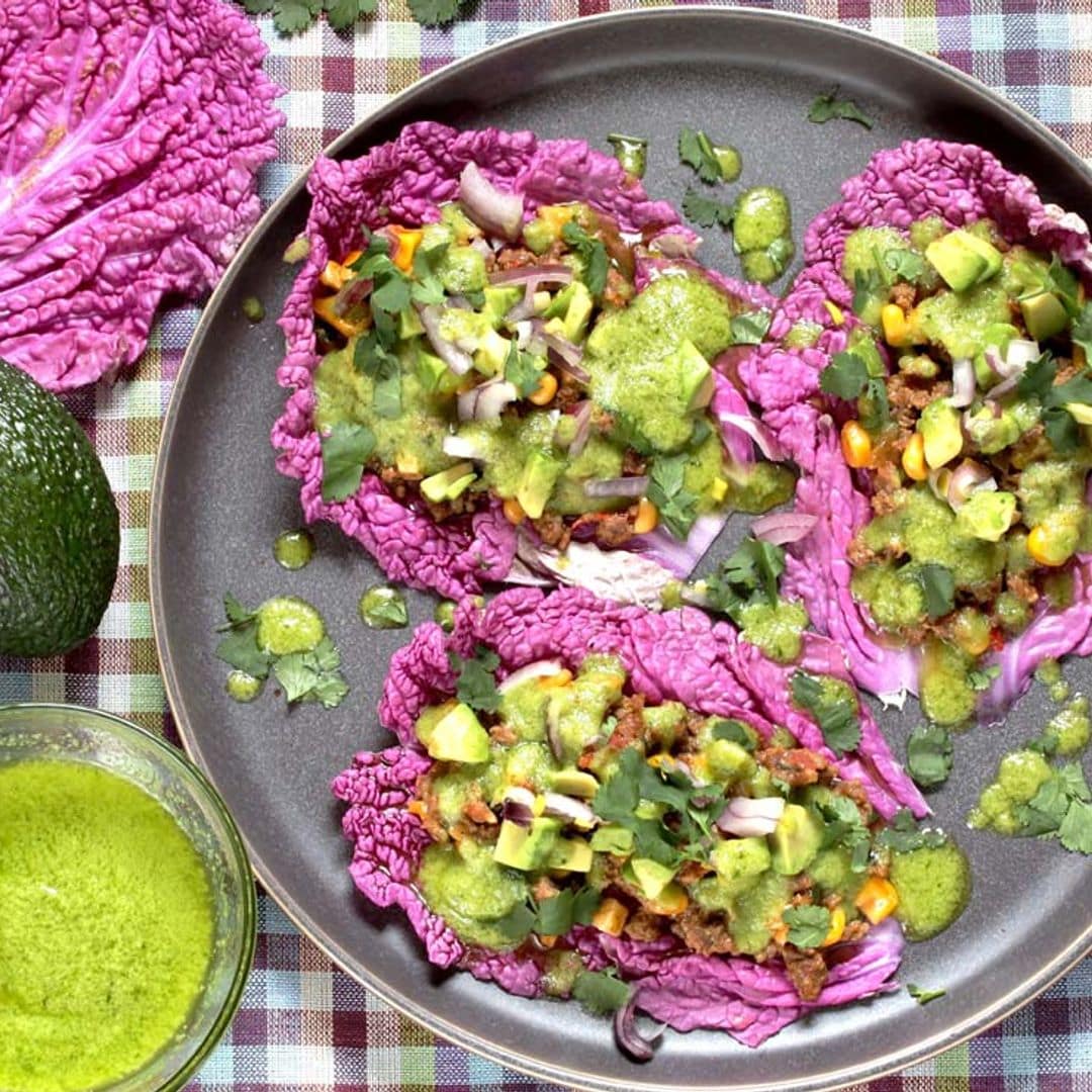 Tacos de repollo morado con aguacate y carne picada