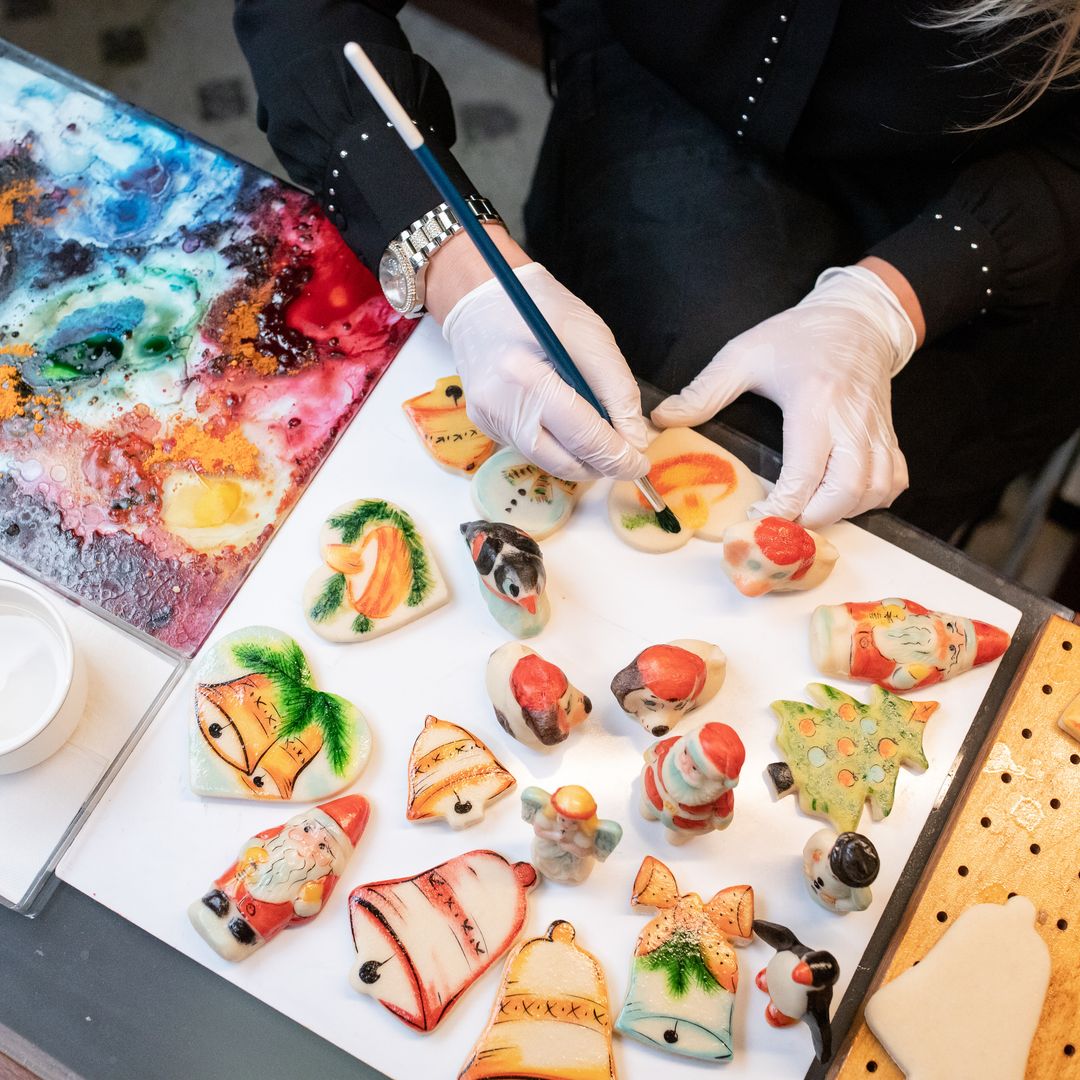 Pintando mazapanes en el Cafe Maiasmokk en Navidad, Tallin, Estonia