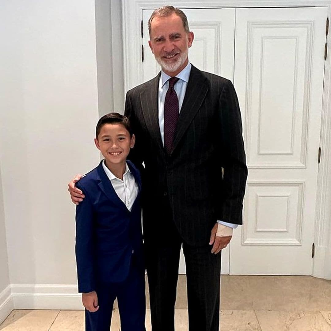 El entrañable posado del Rey con el príncipe Maximiliano de Orleans-Braganza, su primo brasileño de 11 años