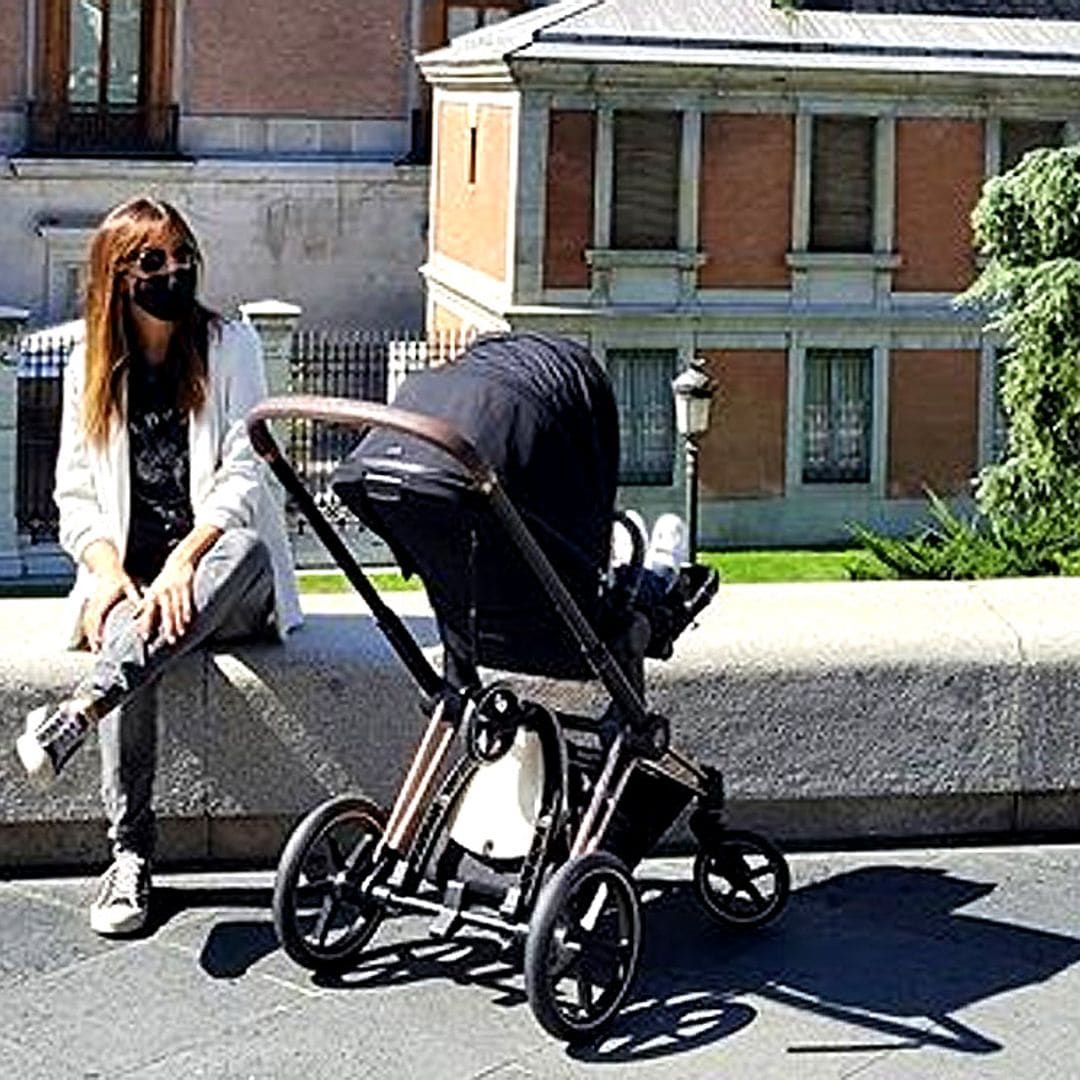 Isabel Jiménez, escapada al museo con su hijo Hugo cuando está a punto de darle un hermanito