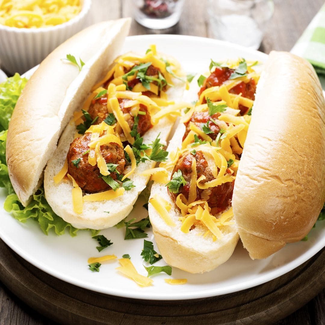 'Hot dogs' de albóndigas con queso Cheddar