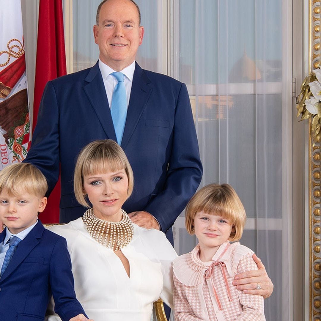 Jacques y Gabriella de Mónaco, dos principitos muy formales en la nuevas fotos oficiales con sus padres