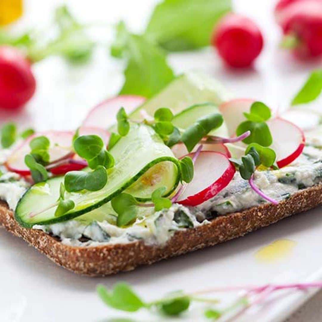 Tostada integral con queso, pepino y rábanos