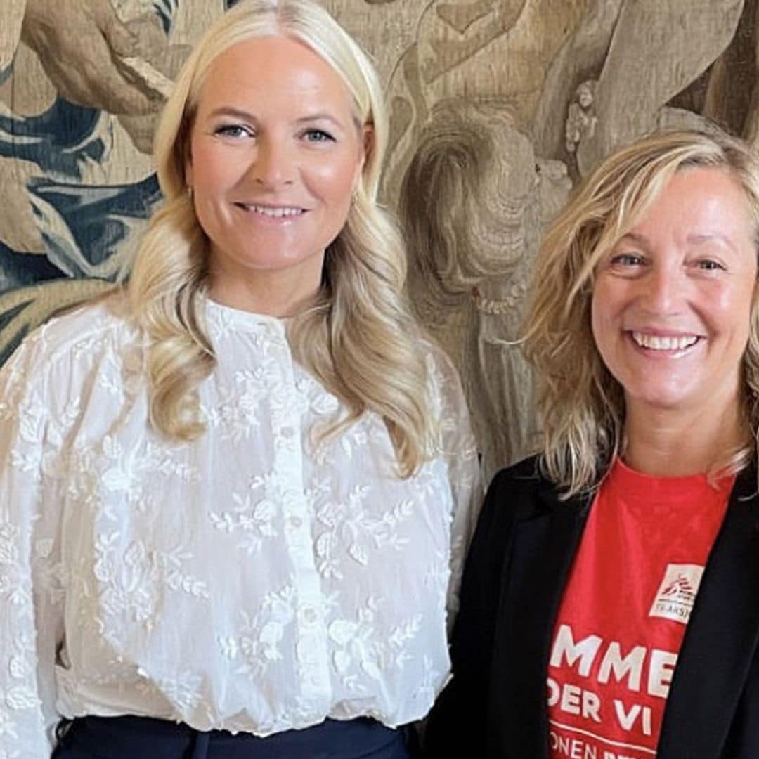 Mette-Marit de Noruega se apunta a la blusa de flores que la princesa Leonor hizo viral