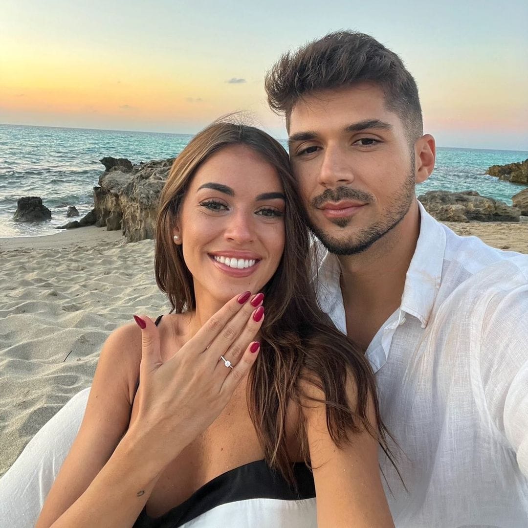 La 'influencer' Rocío Camacho anuncia que se casa: sus lágrimas en una romántica pedida de mano frente al mar