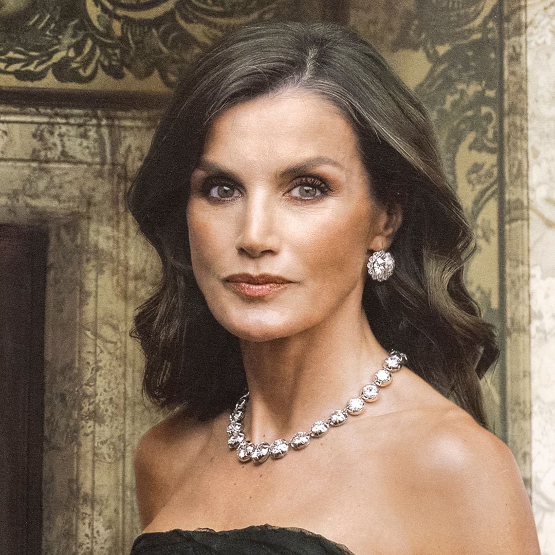 La reina Letizia escoge para el retrato del Banco de España el peinado regio atemporal más elegante