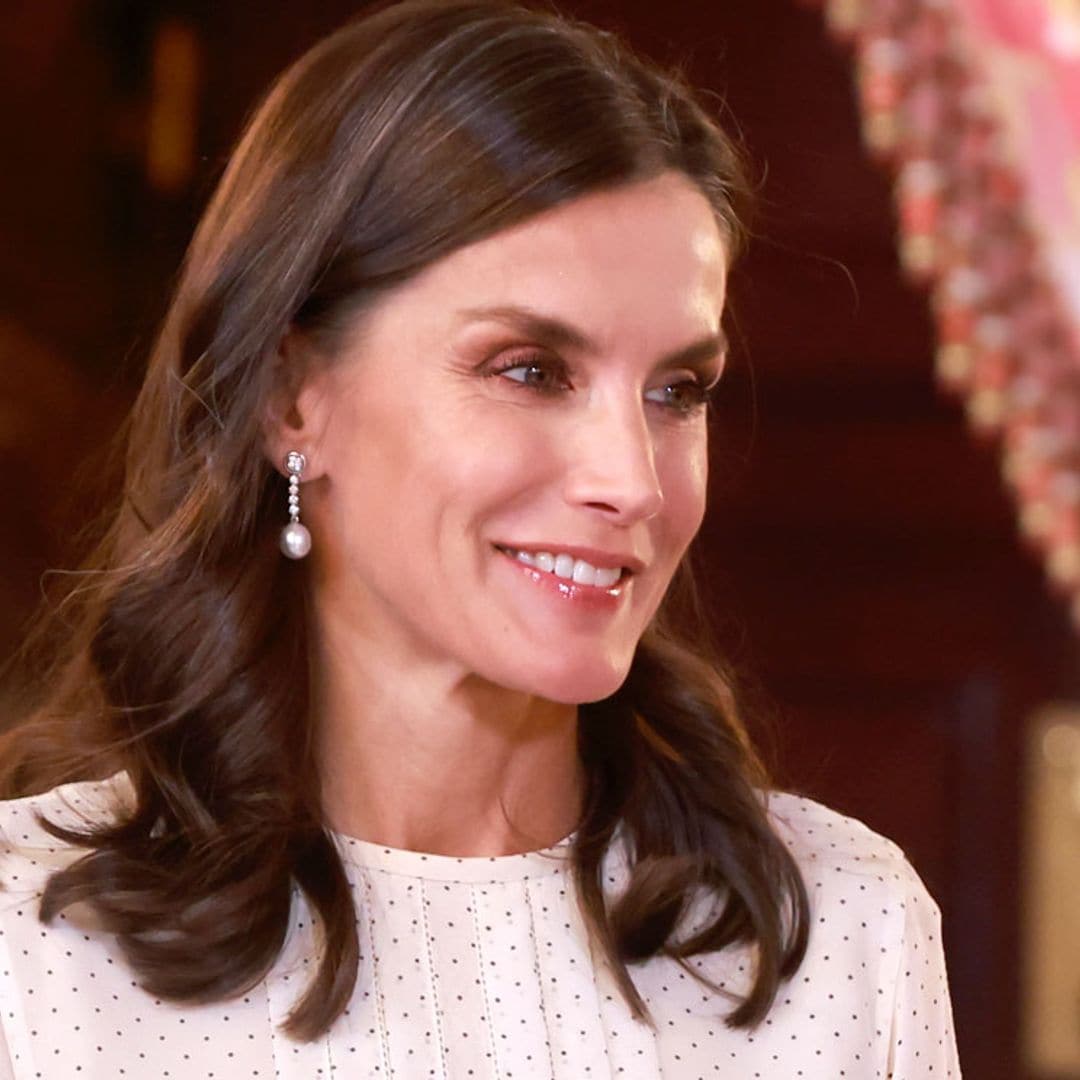 Doña Letizia luce un vestido de lunares que llevó antes la infanta Sofía