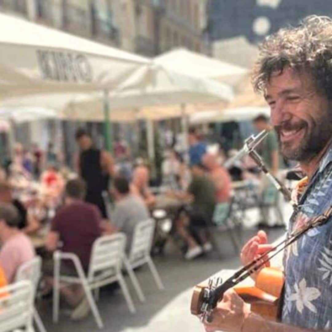 Iván Hermes, el actor de 'Al salir de clase' que ahora canta en la calle tras arruinarse por la crisis del Covid