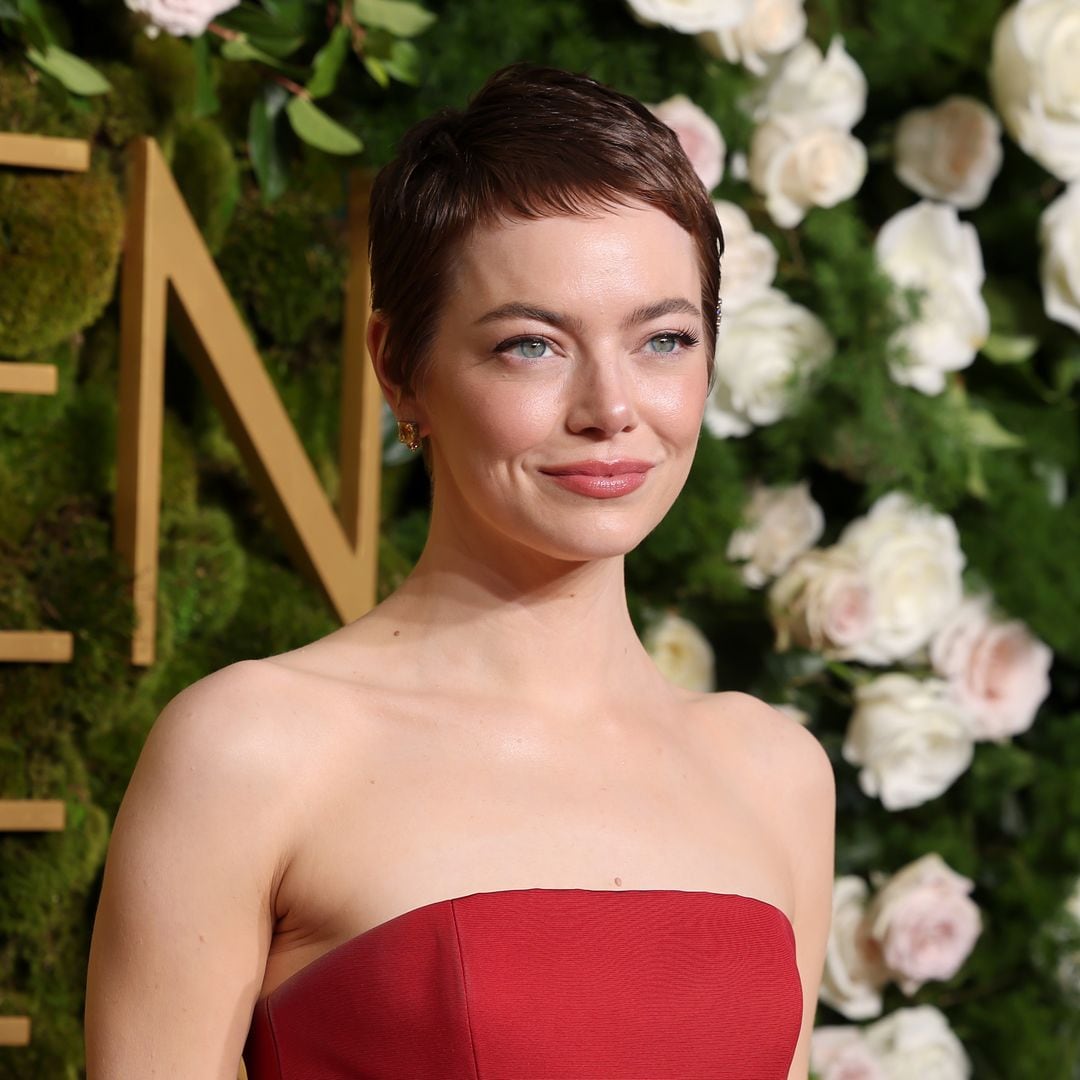 Las mejores tendencias de belleza de los Globos de Oro: del corte 'pixie' de Emma Stone a la radiante tez de Margaret Qualley