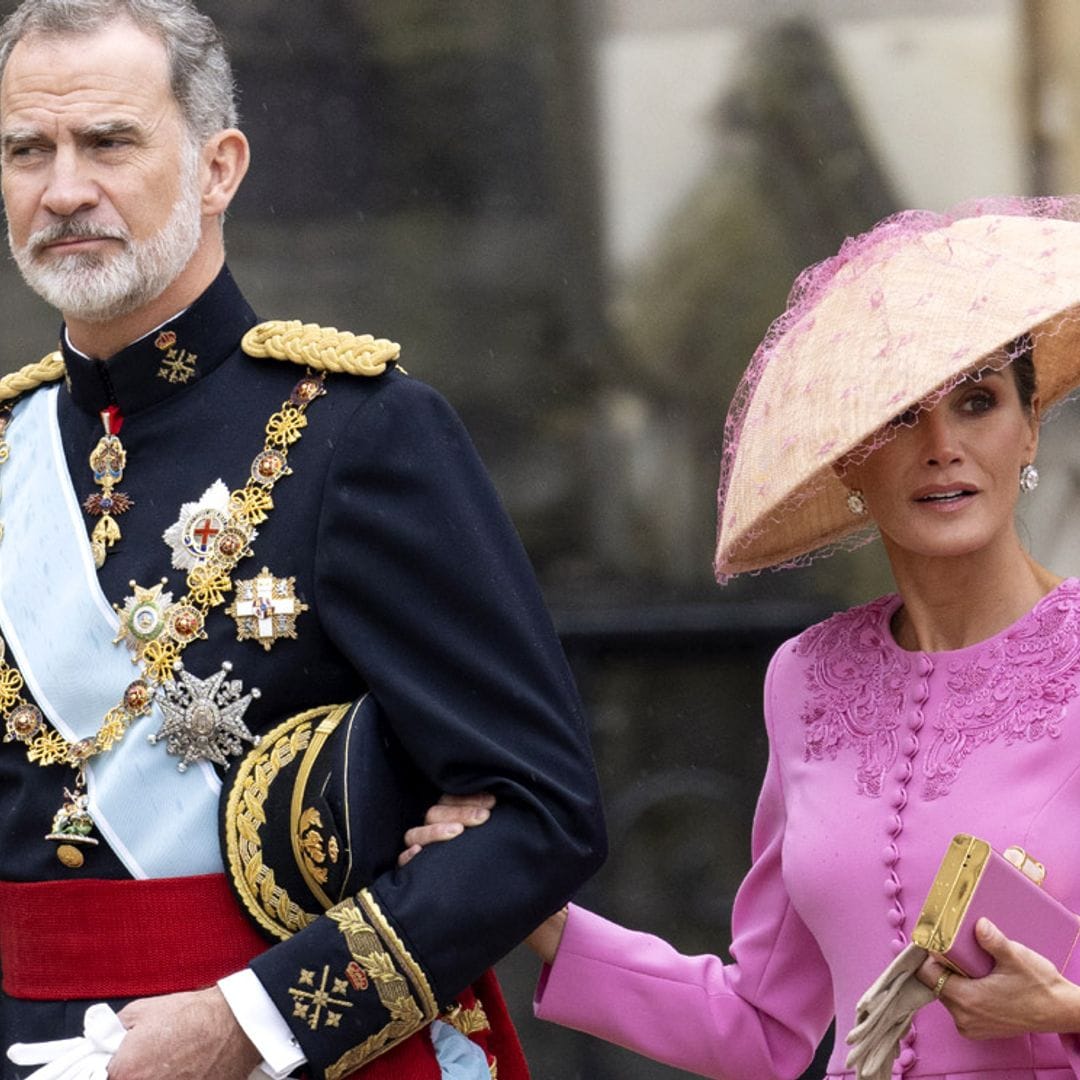 La reina Letizia conquista Londres de rosa y con un fabuloso tocado 'made in Spain'