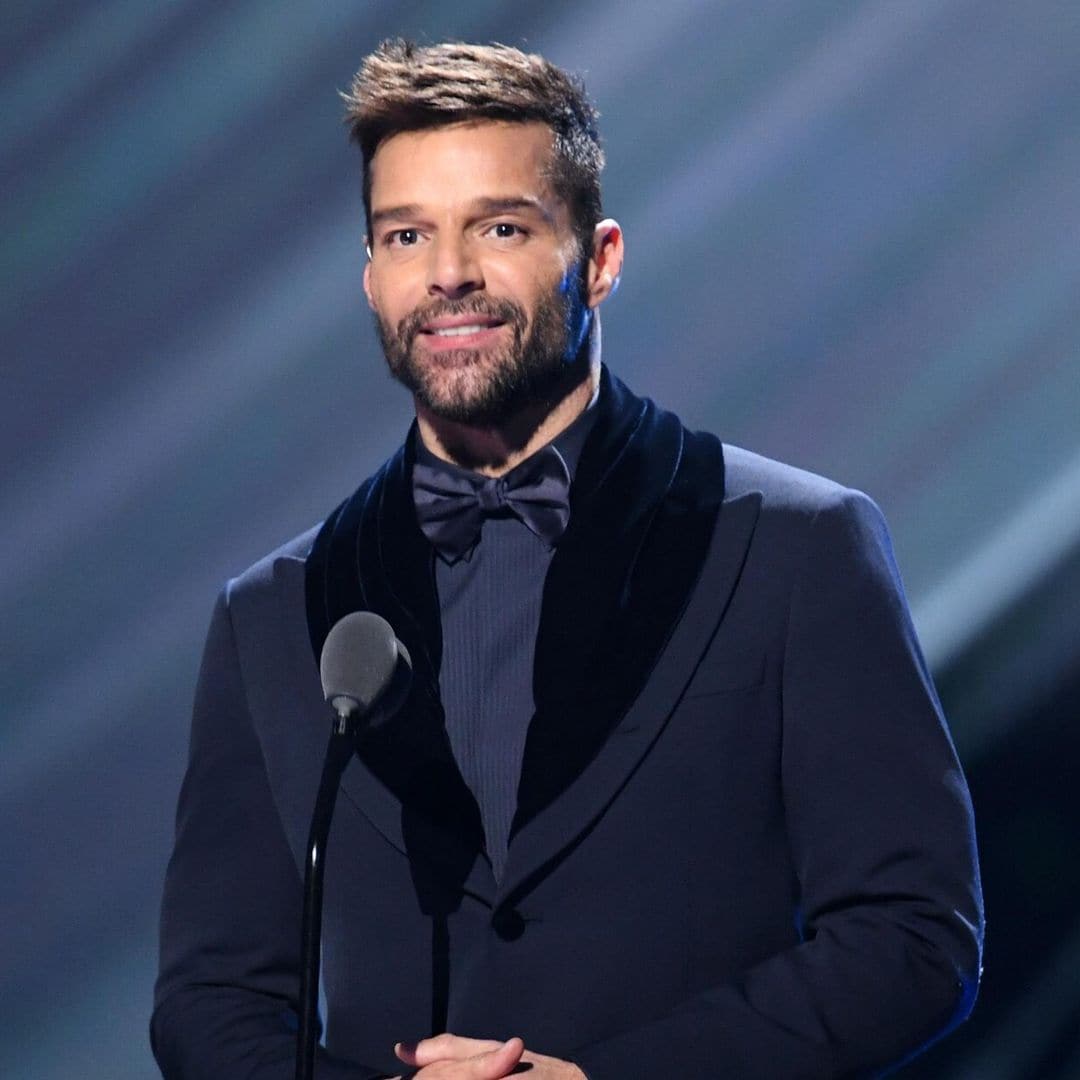 Ricky Martin y el coqueto beso que le robó a un presentador en el festival de Viña del Mar