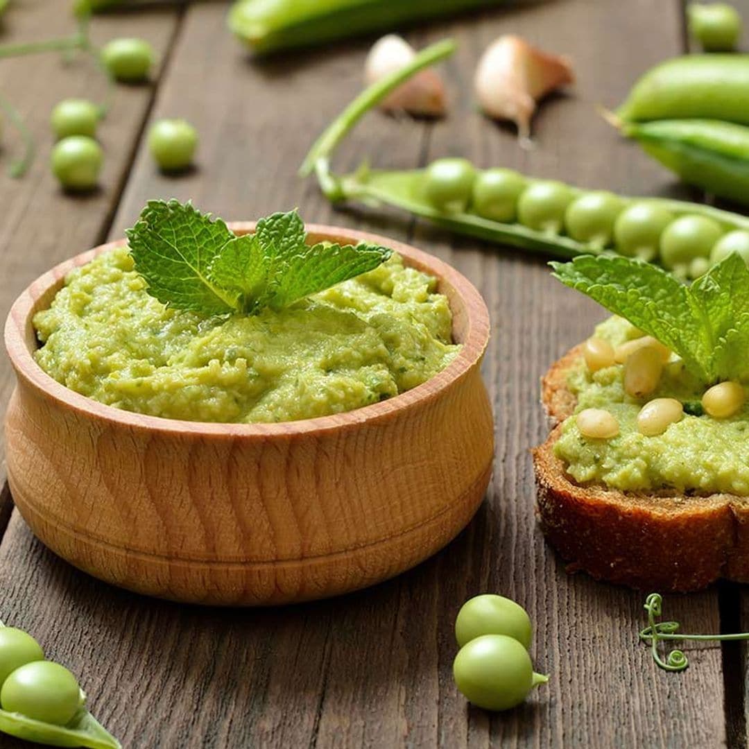 Puré de guisantes a la menta con piñones