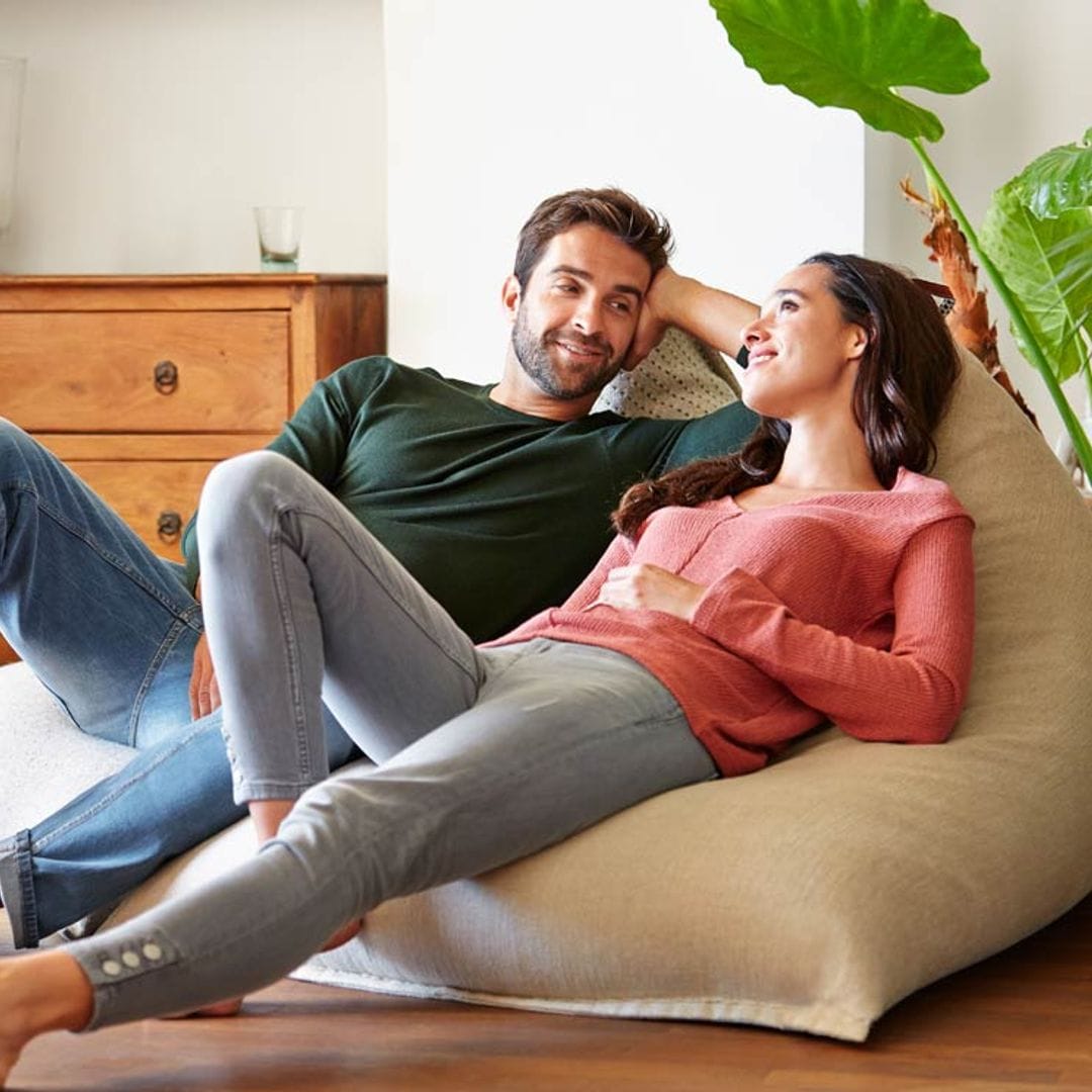 istock pareja escucha