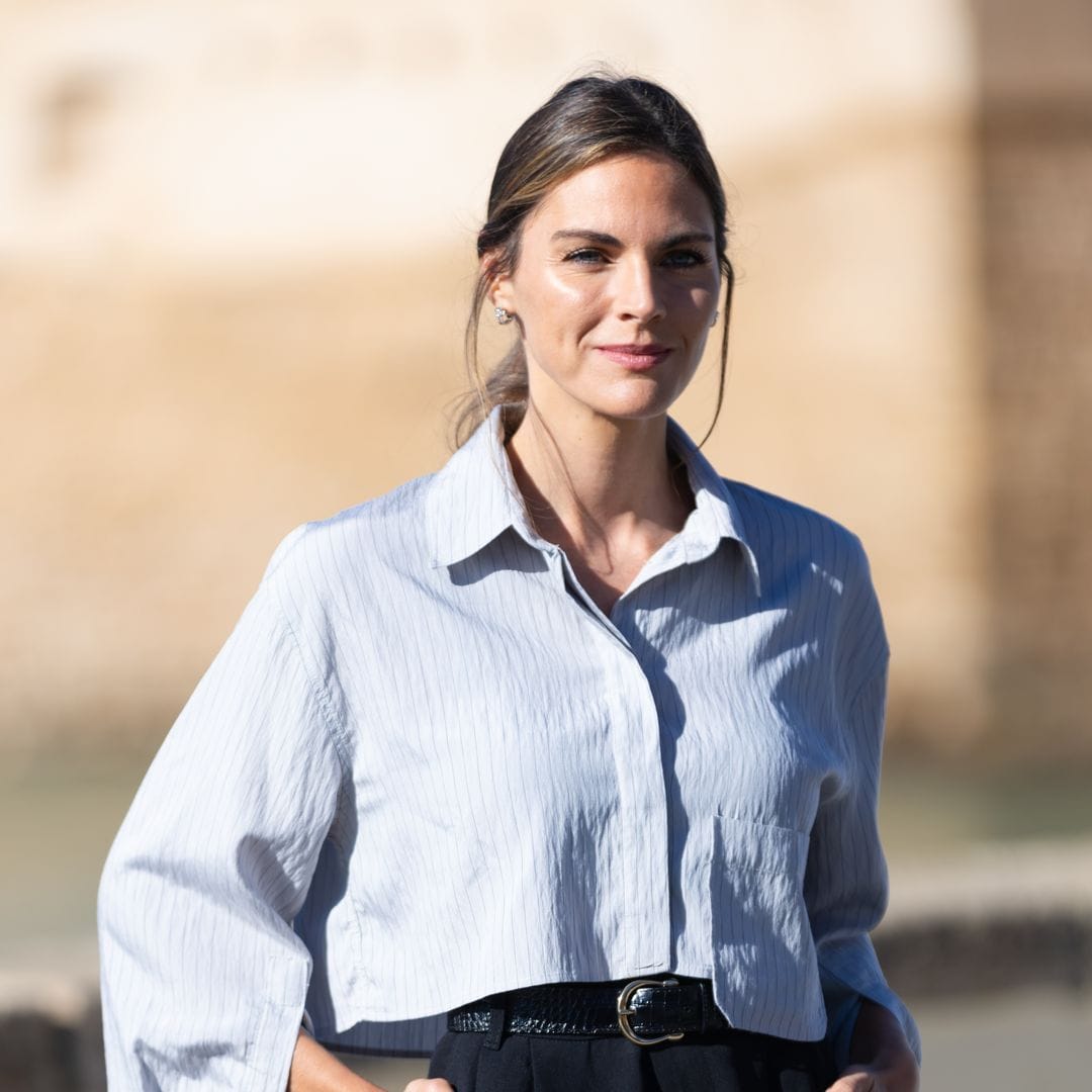 Los dos looks de Amaia Salamanca en Cádiz: 'casual chic' de mañana, invitada perfecta por la noche