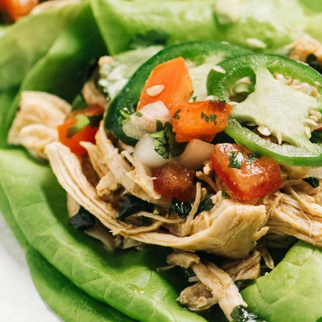 Tacos de lechuga con atún, tomate y pimiento