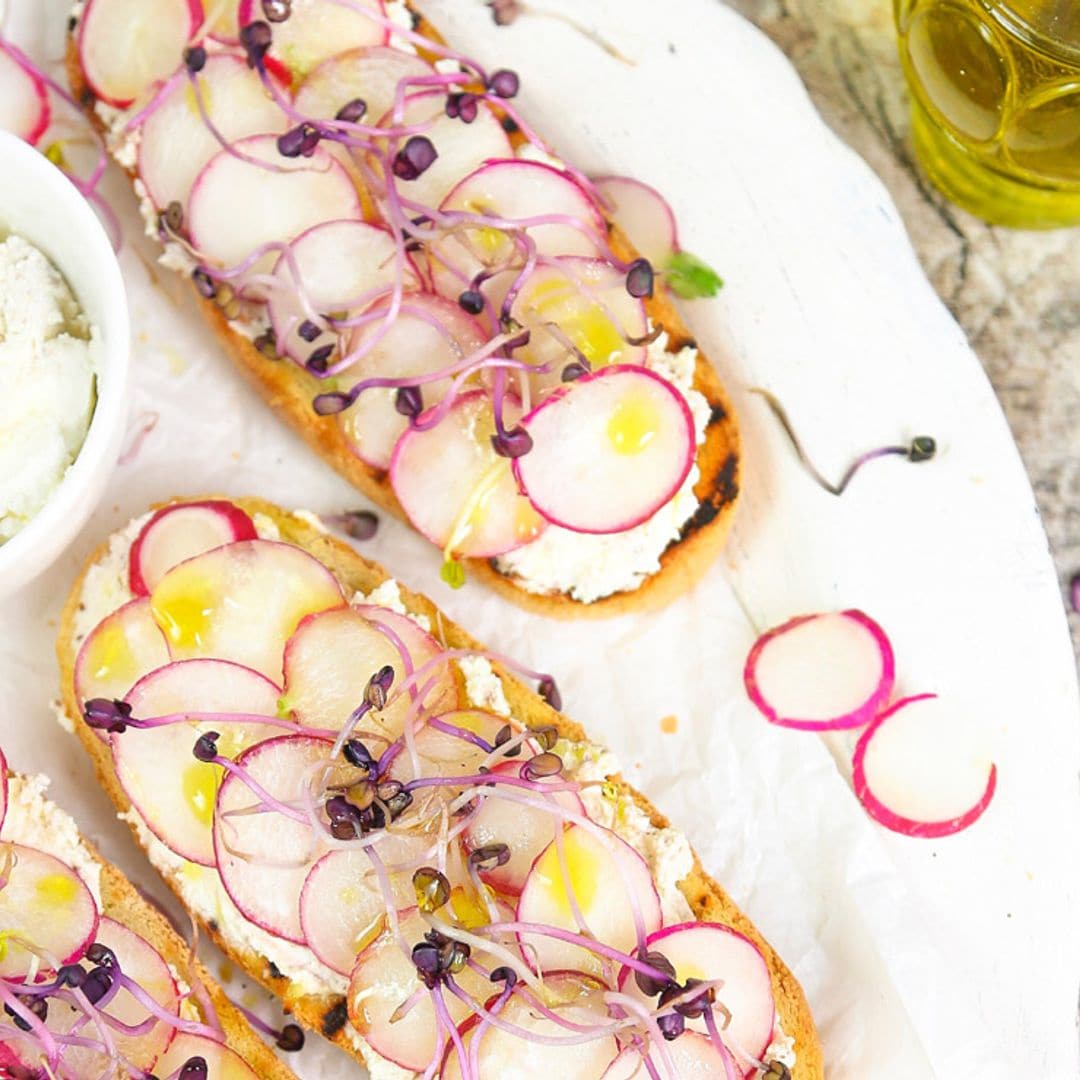 Tostas de requesón con rabanitos