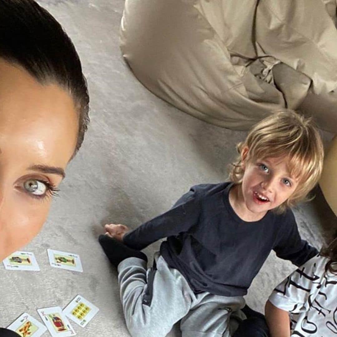 Estrategia y diversión para Pilar Rubio y sus hijos en su 'tarde de cartas'