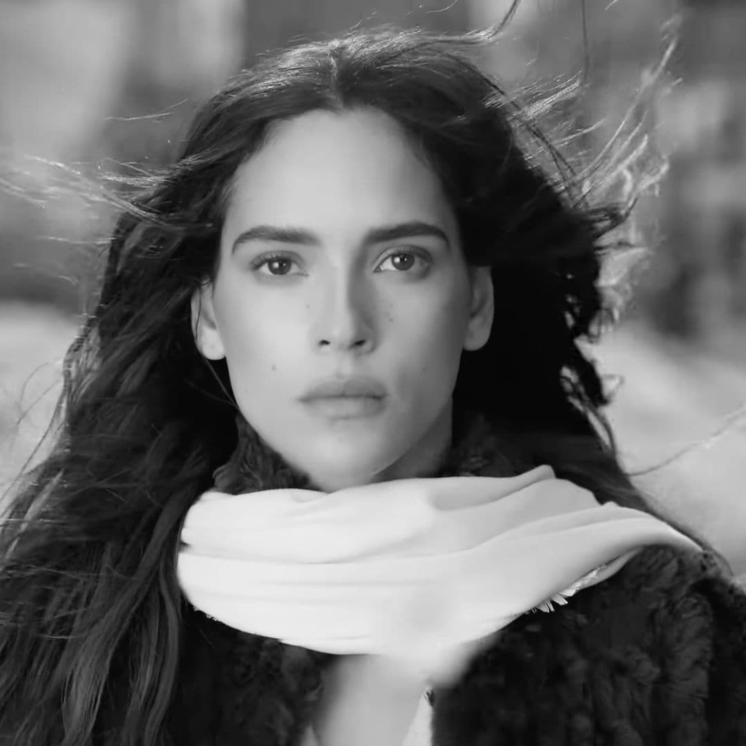 Adria Arjona se convierte en la musa de su padre, Ricardo Arjona