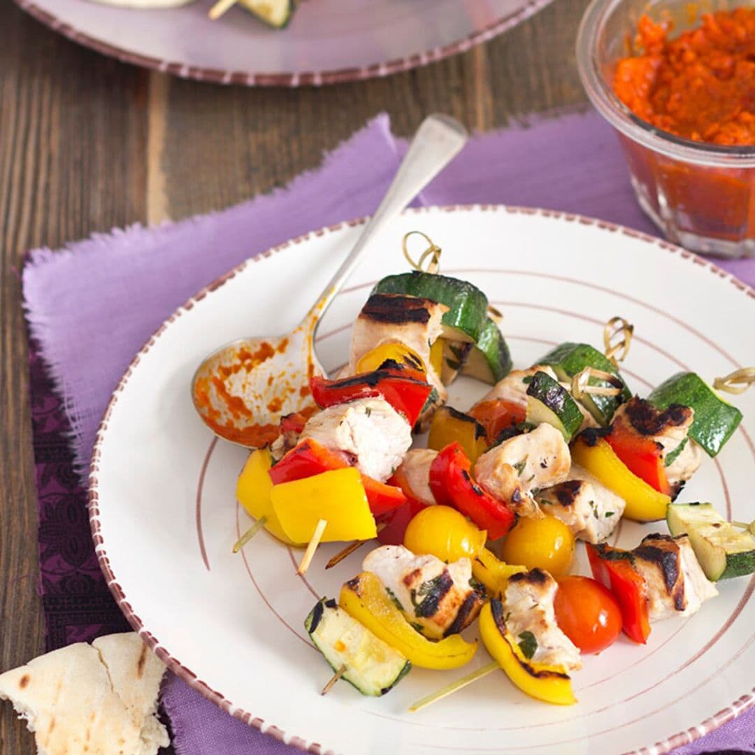 Brochetas de pavo y verduras con 'harissa' y pan de pita