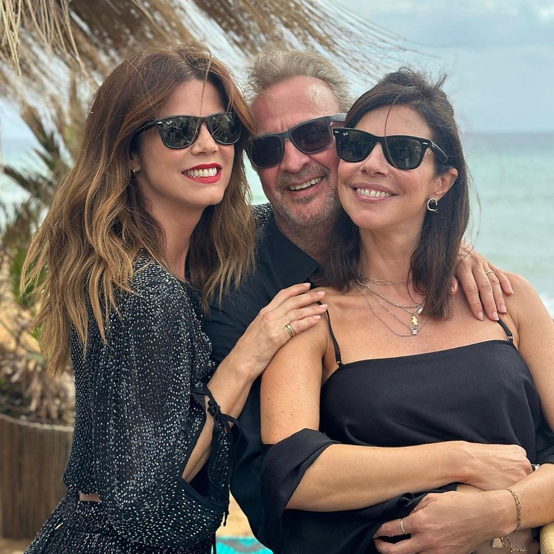 Maribel Verdú y Pedro Larrañaga celebran sus bodas de plata en la playa rodeados de amigos