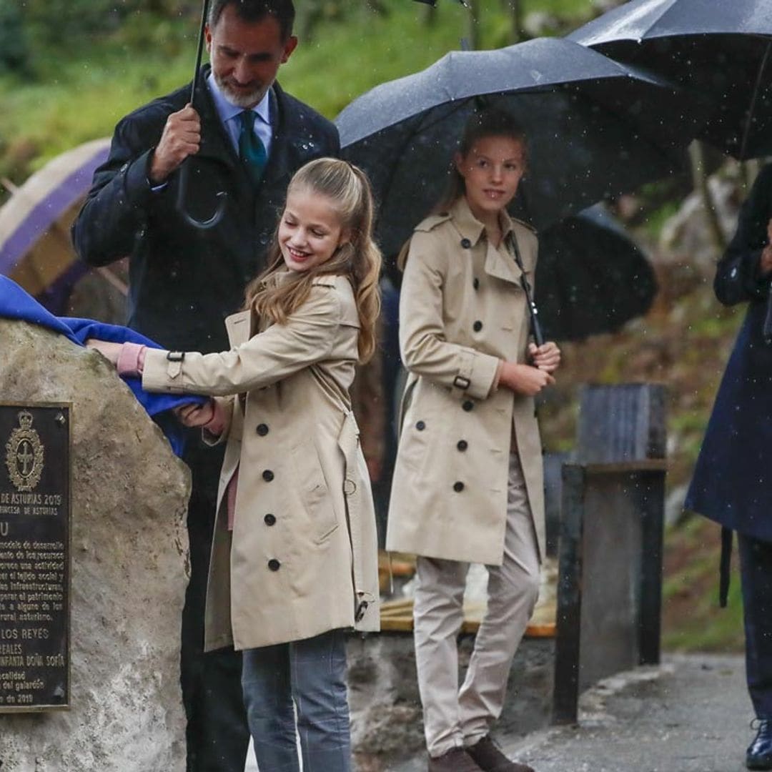 Un paseo por la tradición: los Reyes y sus hijas visitan el 'Pueblo Ejemplar' de Asiego