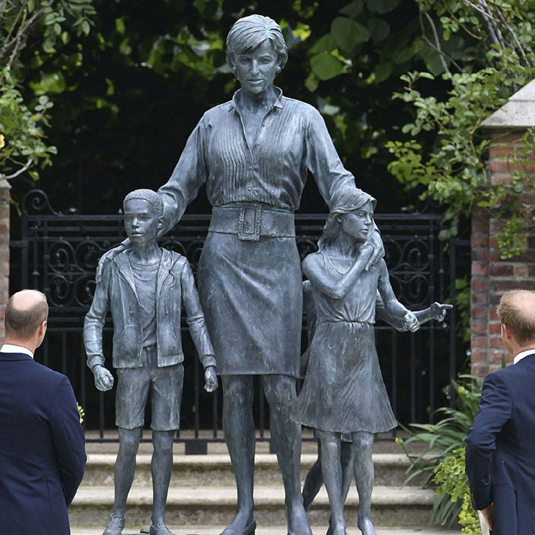 ¿Por qué aparece con tres niños? Todos los mensajes de la estatua de Diana de Gales